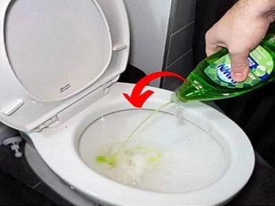 Pouring dishwashing liquid into the toilet – the secret trick of the